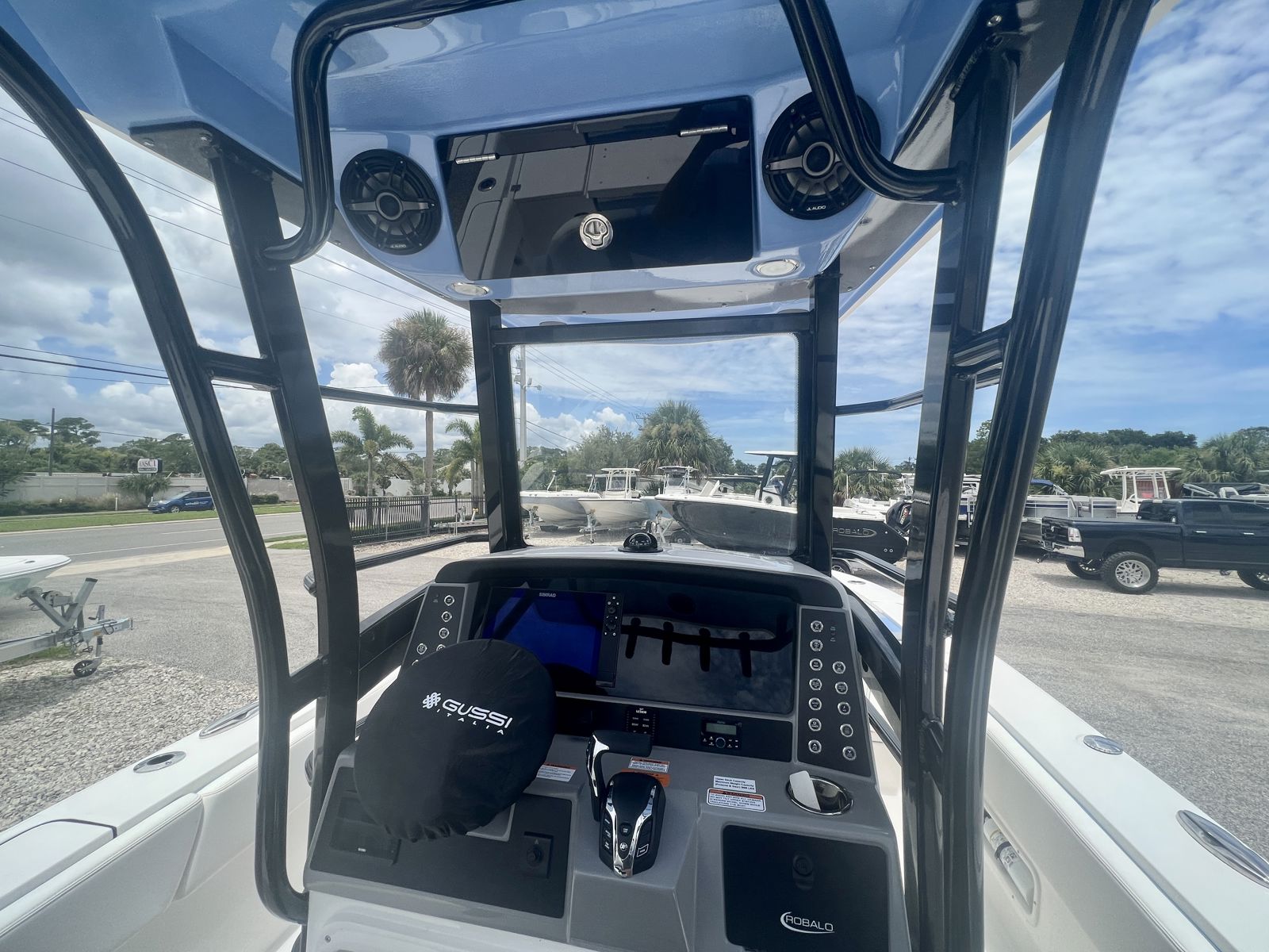 2025 Robalo 266 SD Cayman-21