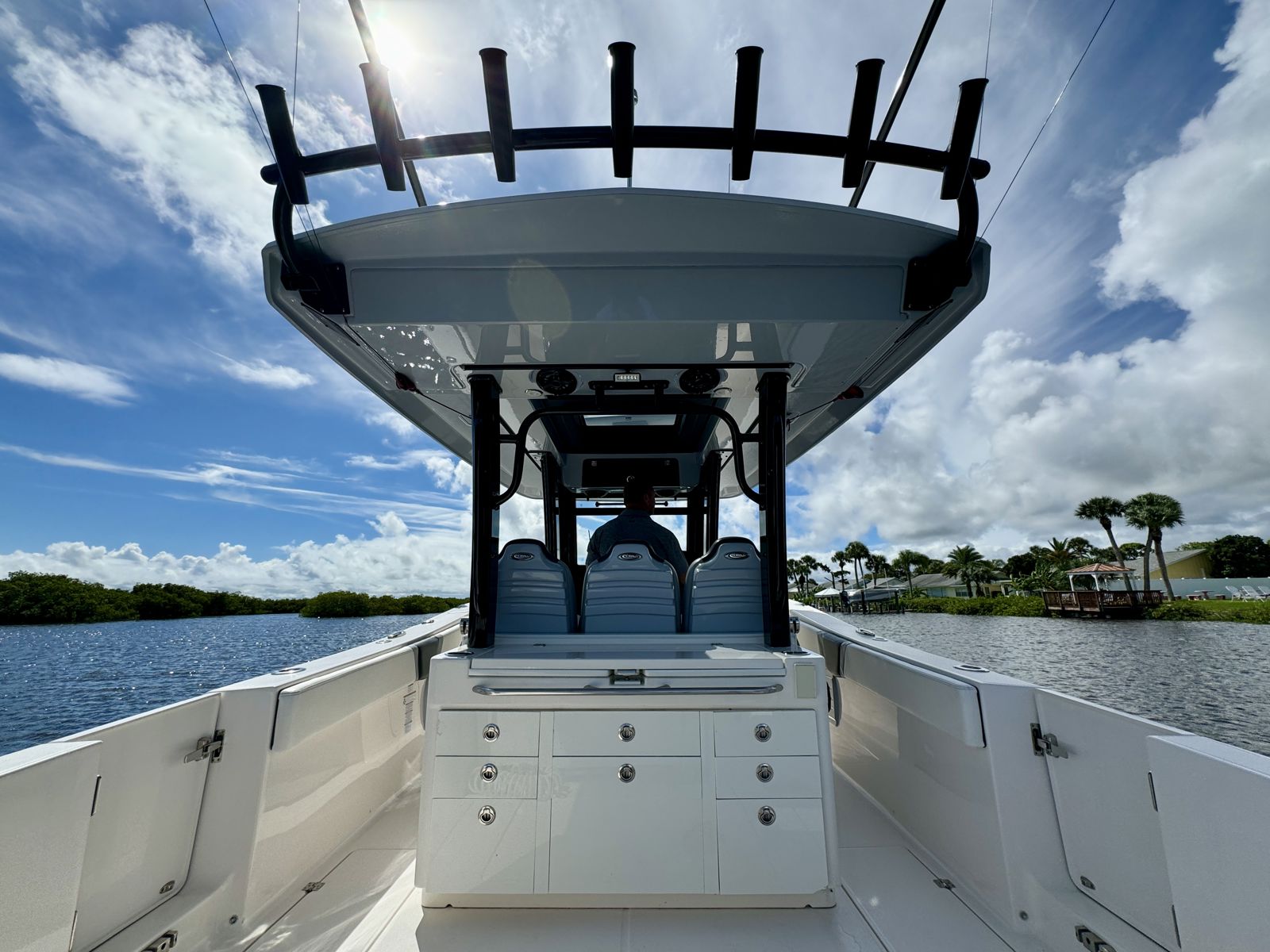 2022 Robalo R360-43