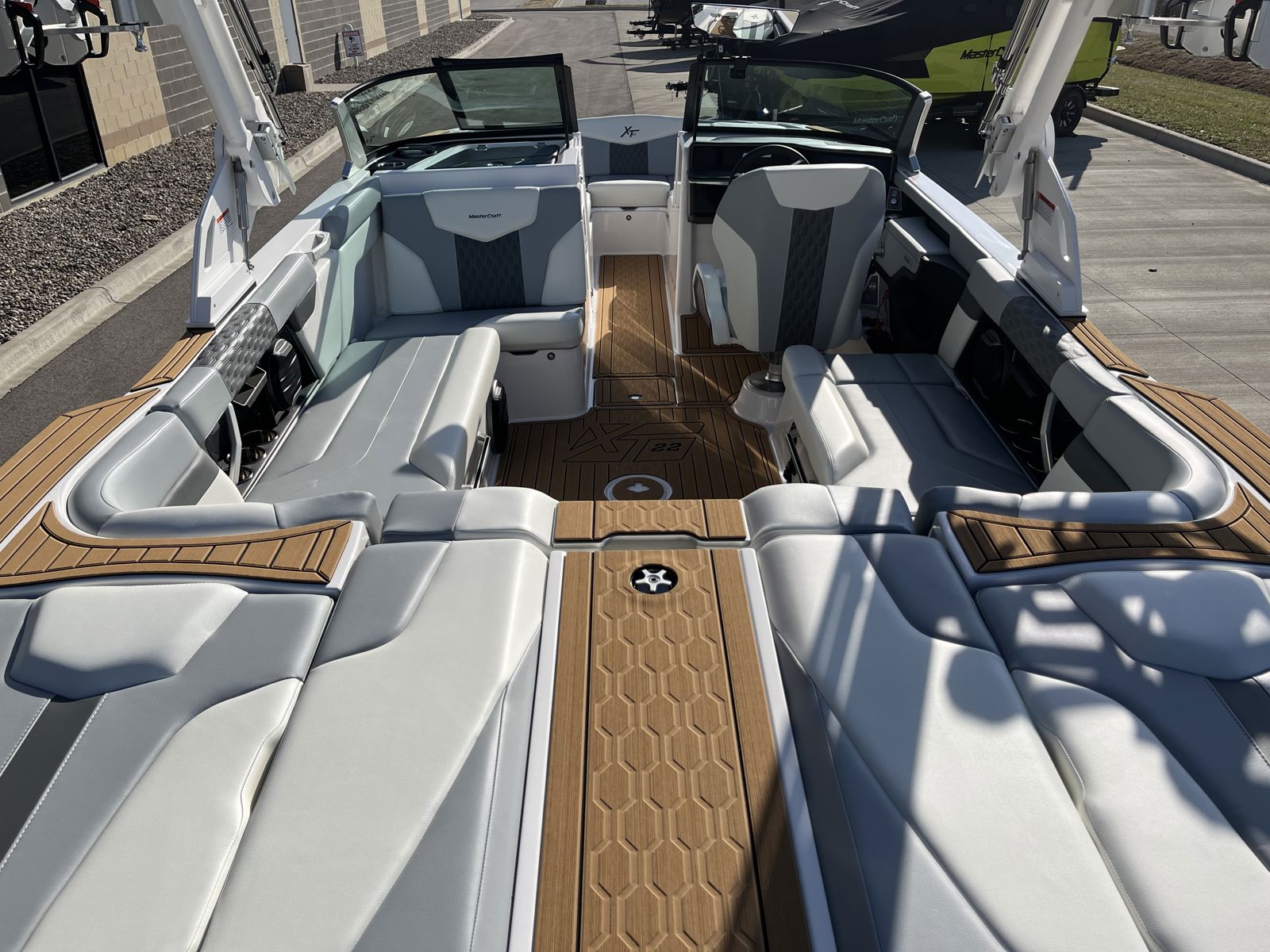 2026 MasterCraft XT22 - Current Watersports