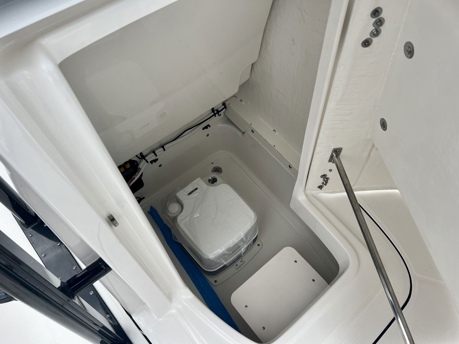 2025 Robalo 246 SD Cayman-28