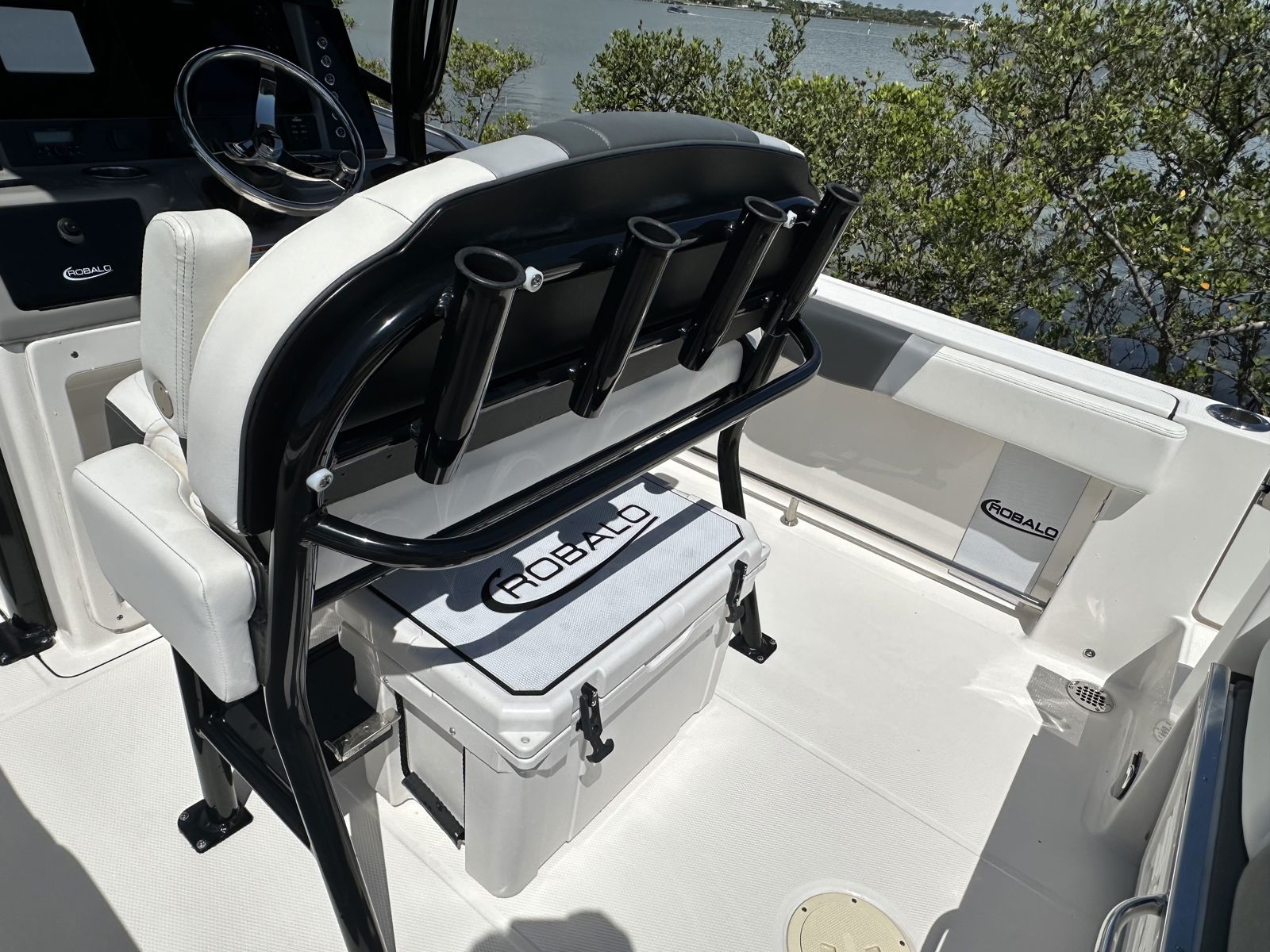 2024 Robalo R230-8