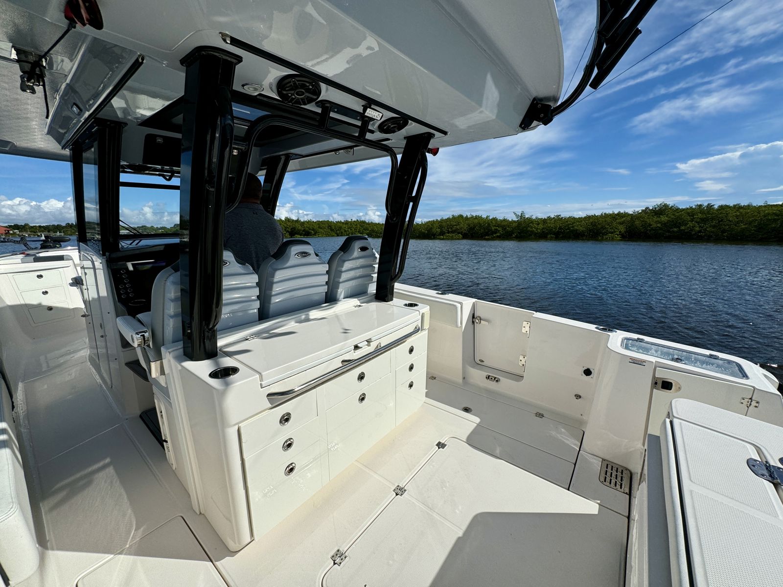 2022 Robalo R360-35