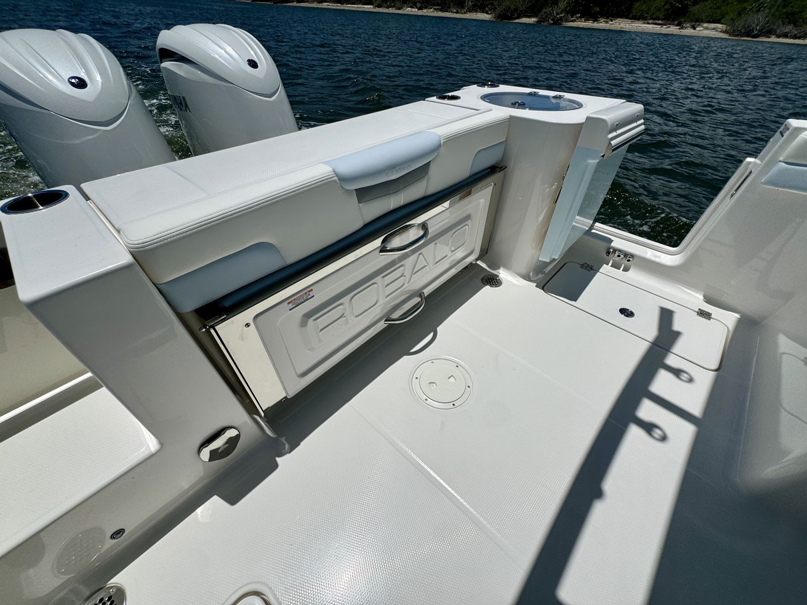 2025 Robalo R257-61