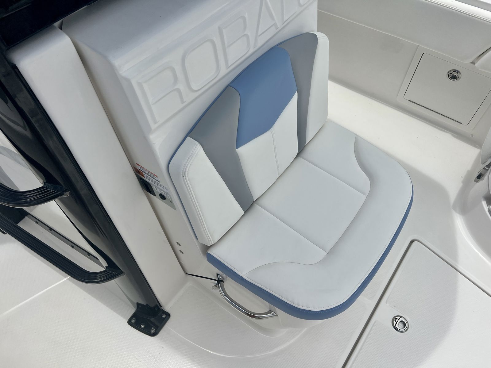 2025 Robalo 266 SD Cayman-35