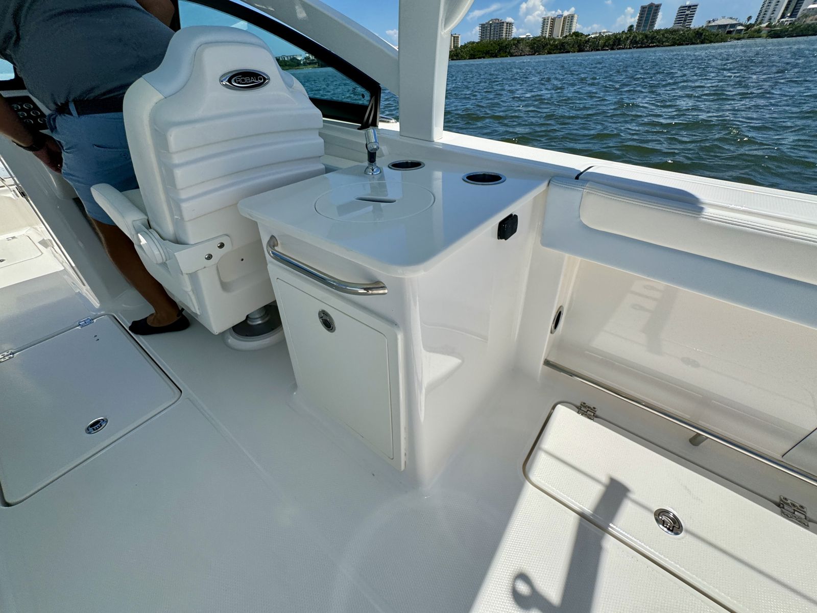 2025 Robalo R257-18