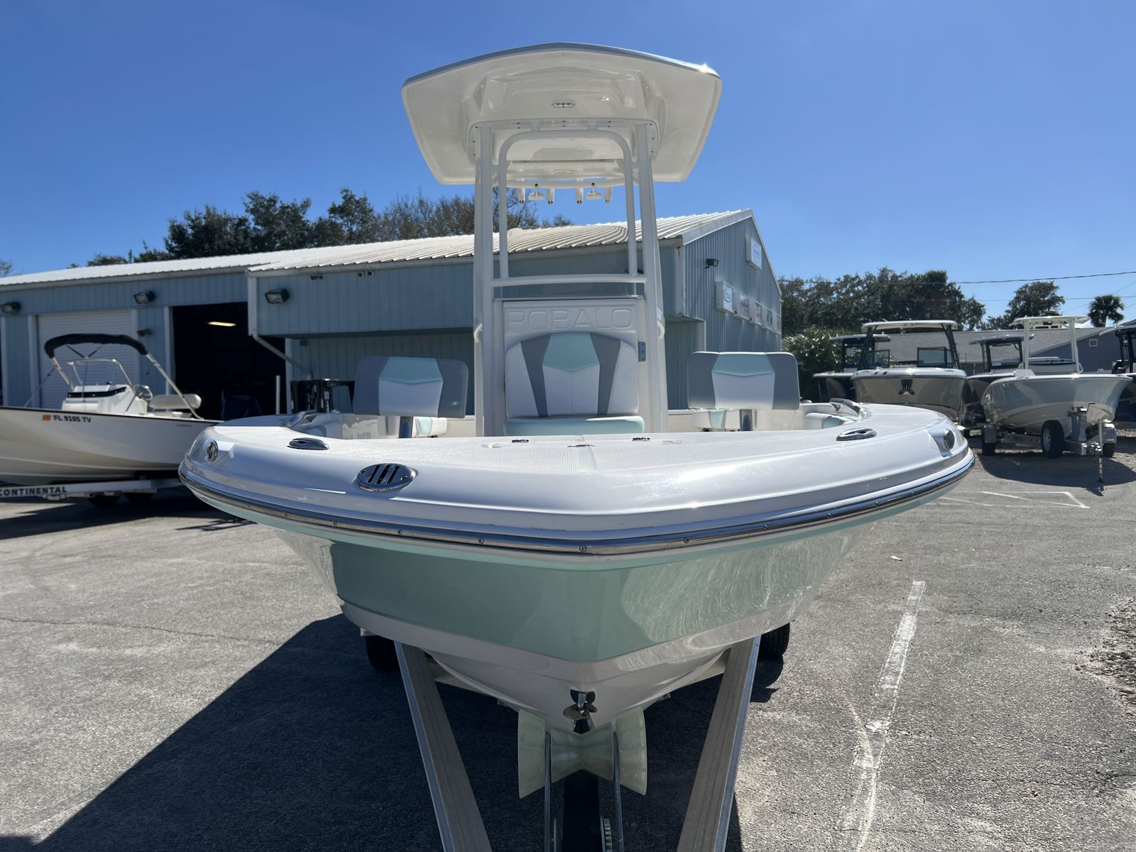 2024 Robalo 226 Cayman-3