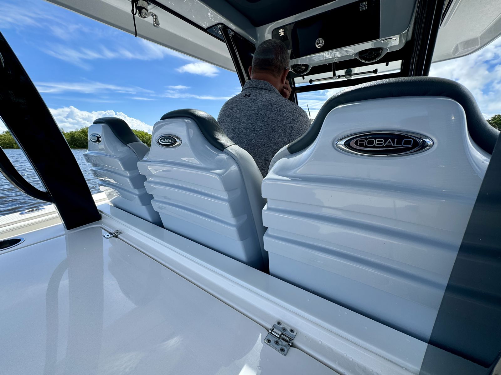 2022 Robalo R360-44