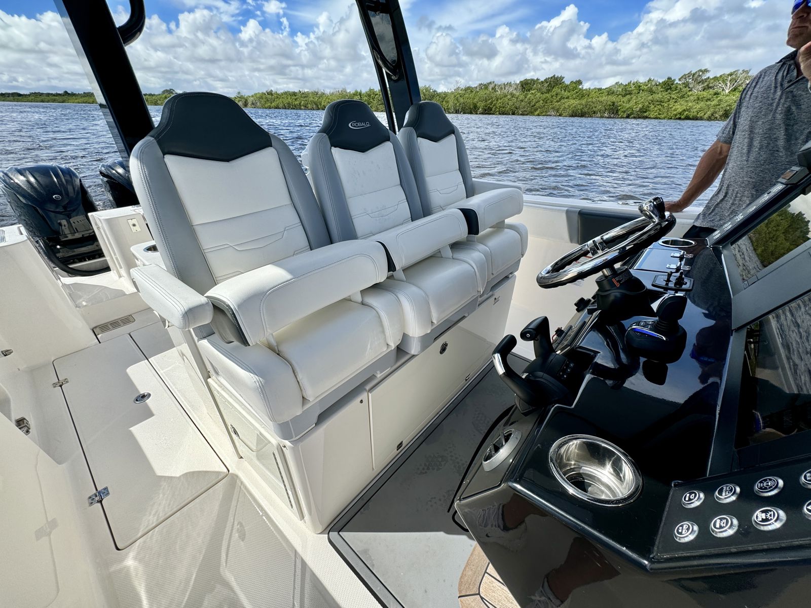 2022 Robalo R360-47