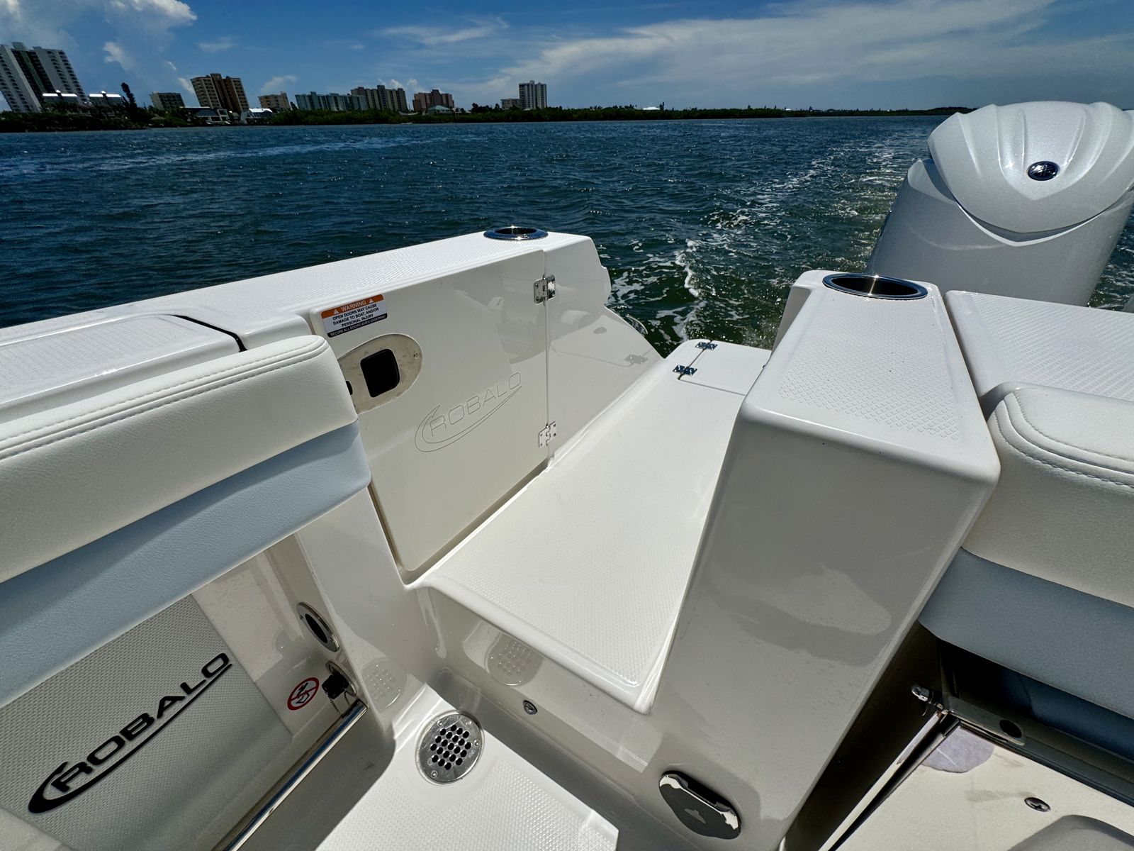 2025 Robalo R257-54