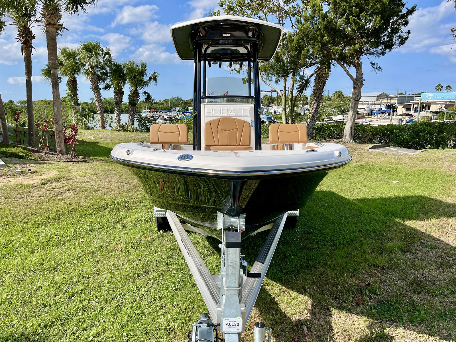 2025 Robalo 226 Cayman-4