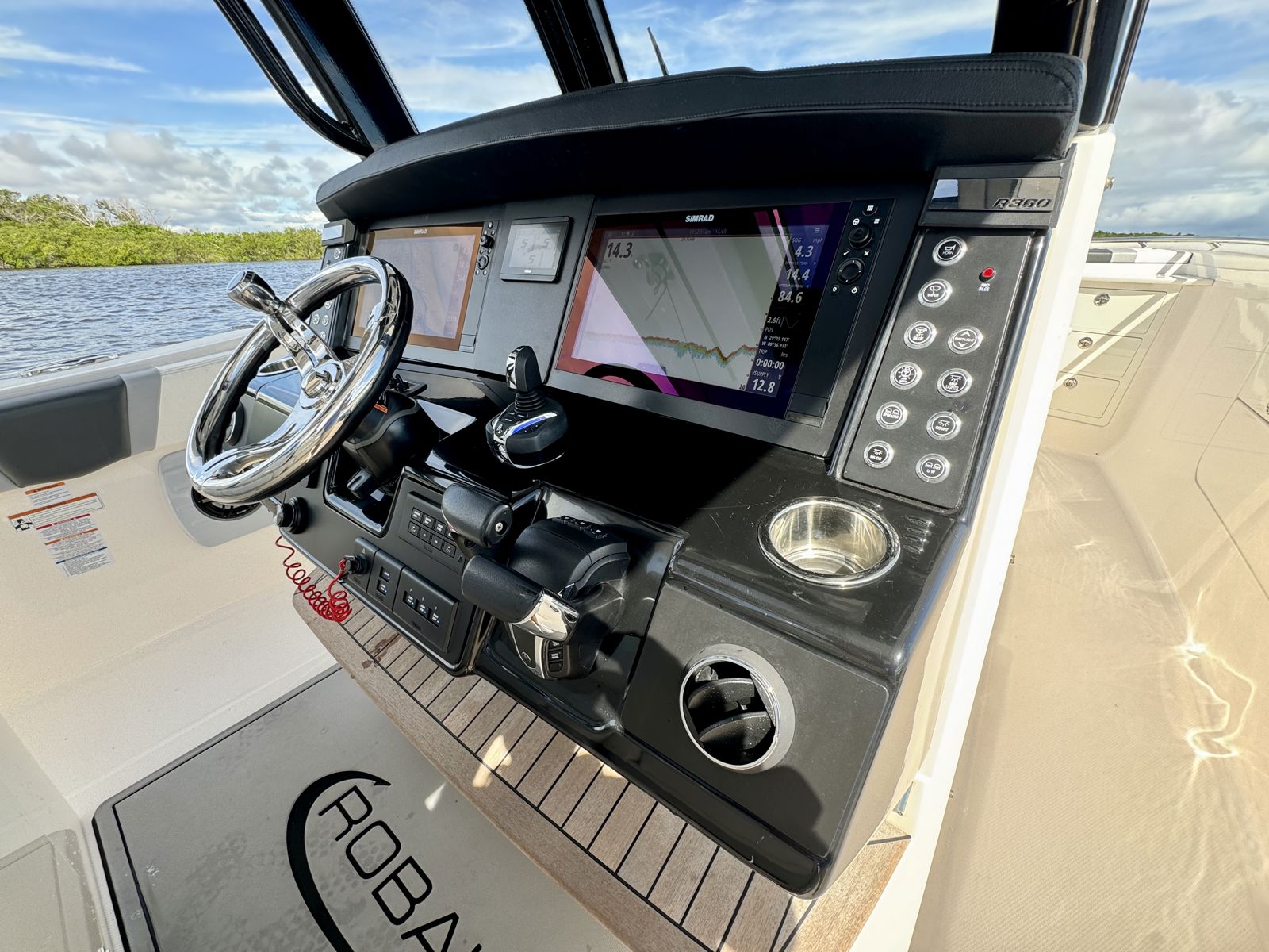 2022 Robalo R360-48