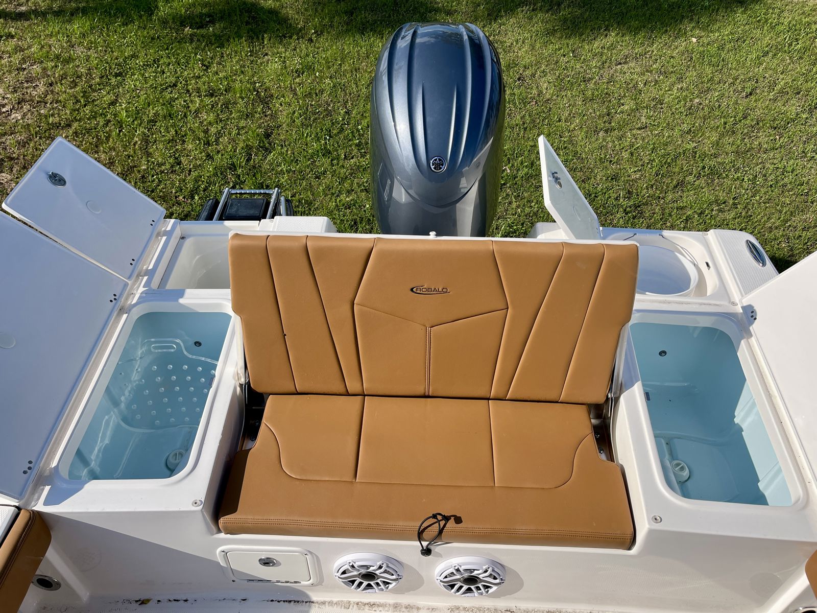 2025 Robalo 226 Cayman-15
