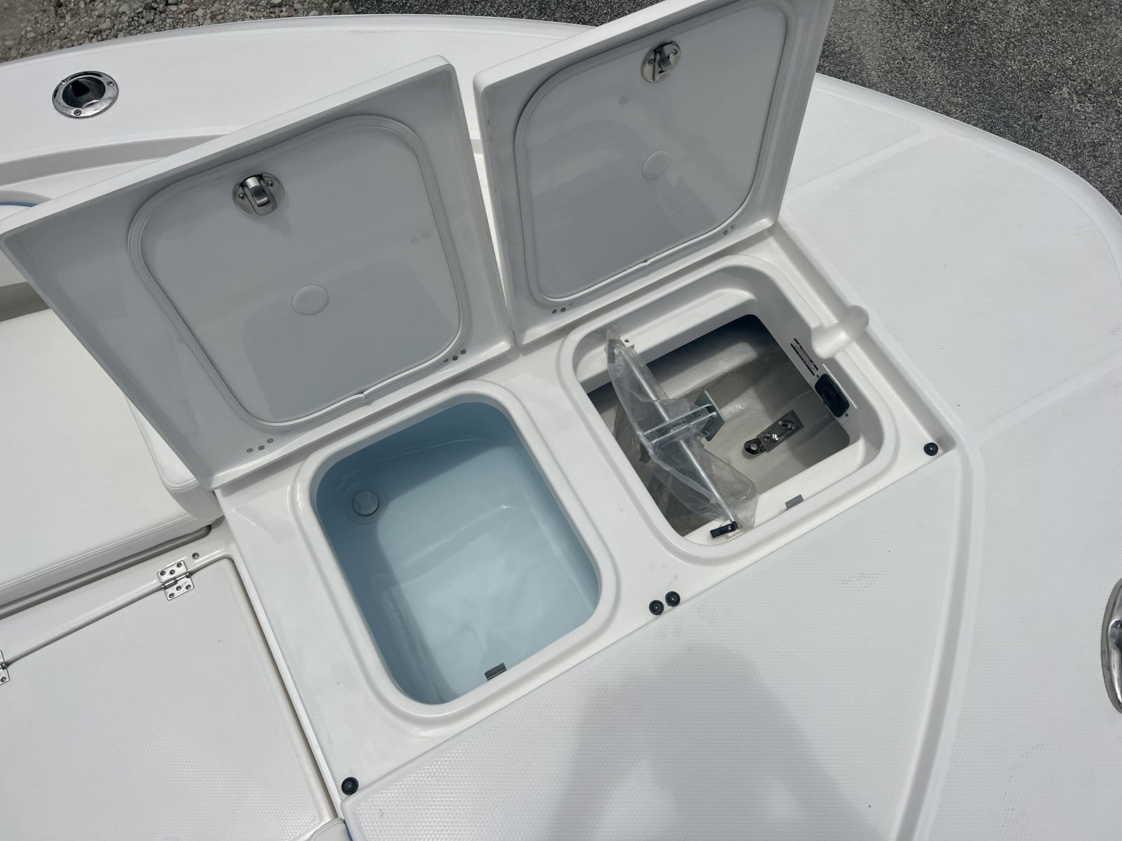 2025 Robalo 266 SD Cayman-41