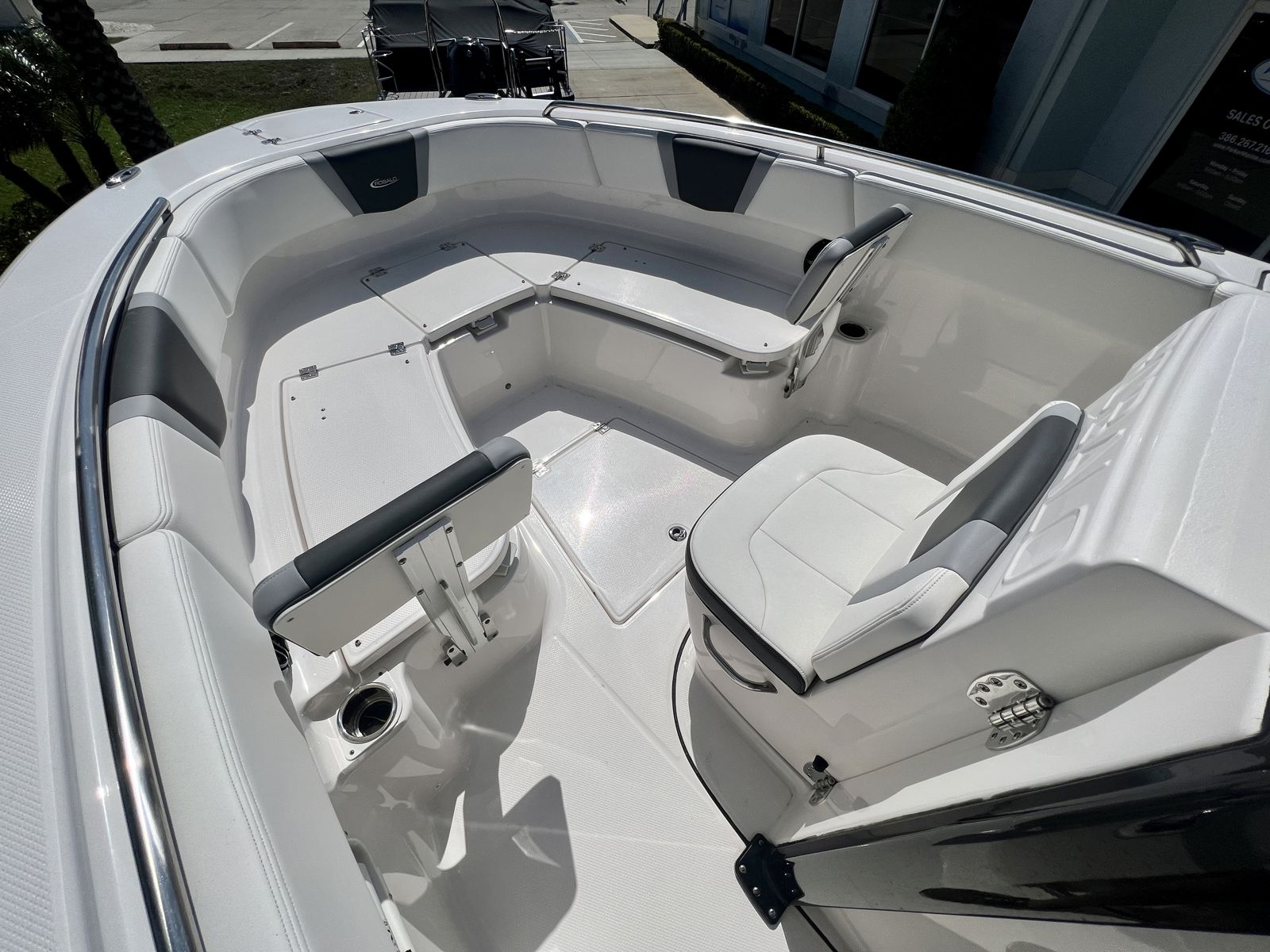 2025 Robalo R250-9