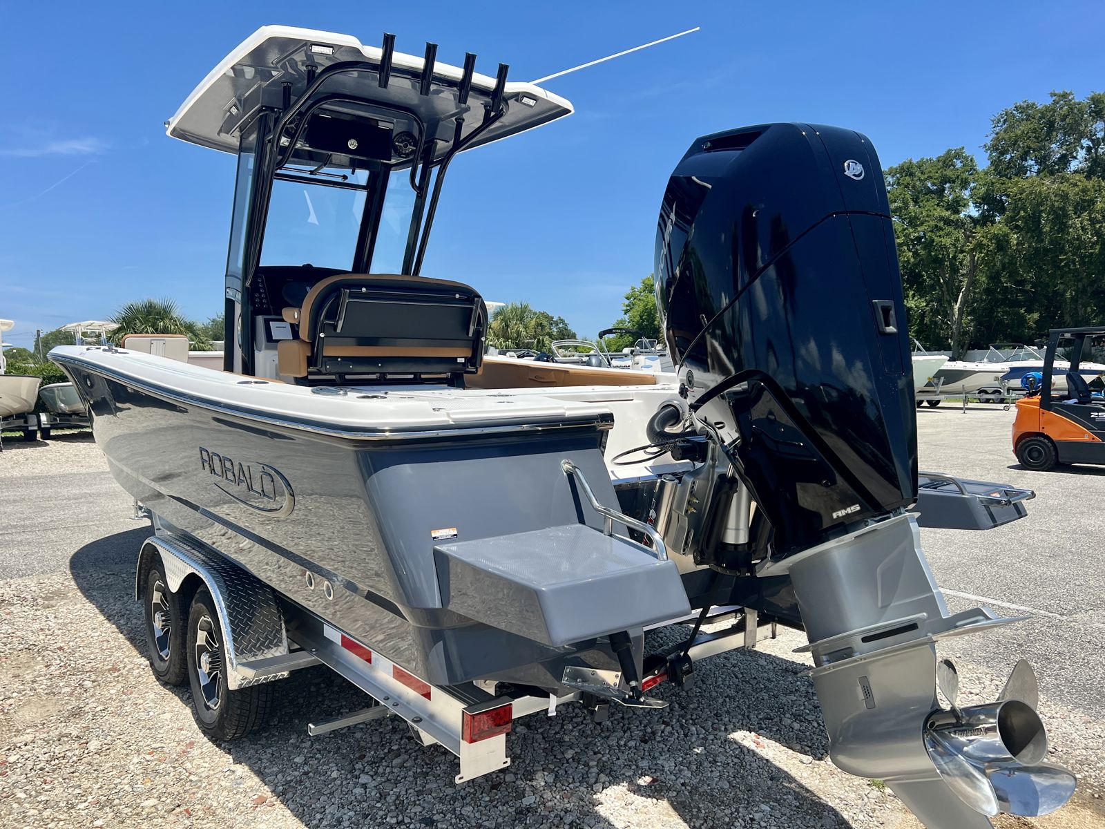 2025 Robalo 266 Cayman-3