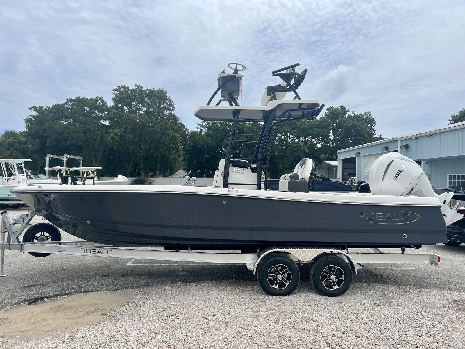 2025 Robalo 246 SD Cayman-2