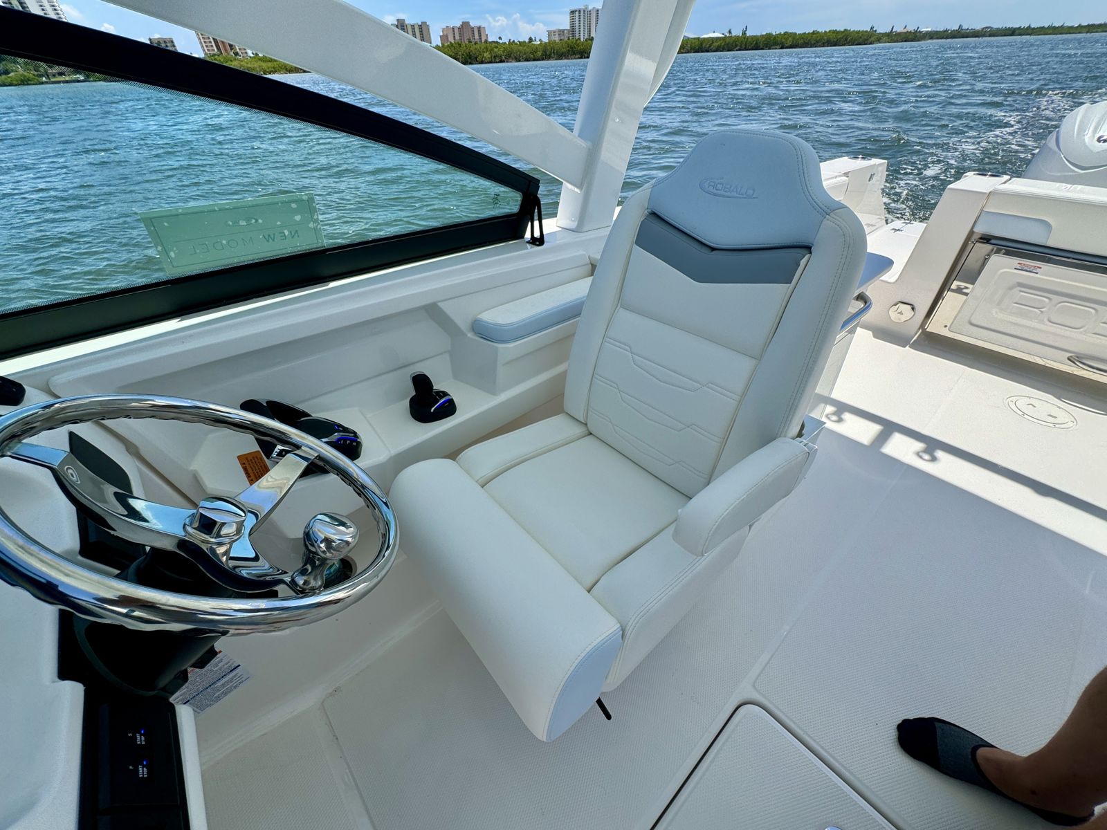 2025 Robalo R257-52