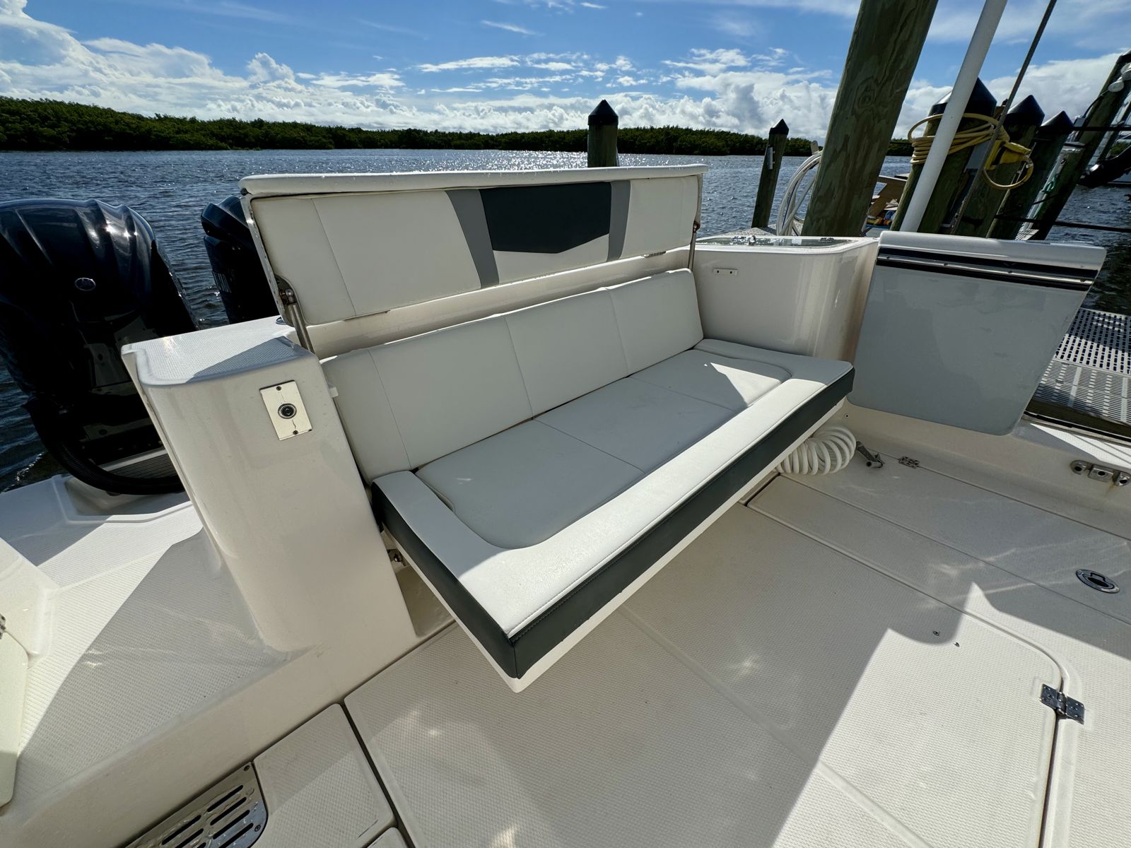 2022 Robalo R360-38