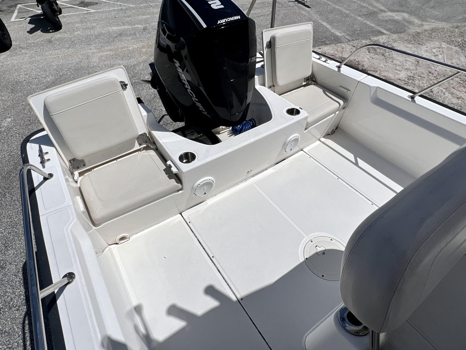 2023 Boston whaler 210 Montauk-10